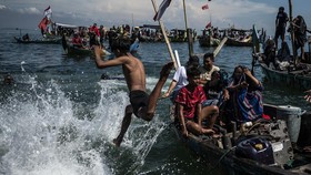 FOTO: Momen Sedekah Laut Nelayan Tambaklorok di Semarang