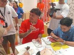 Antusiasnya Shayne Pattynama Bertemu Para Fans di Bali