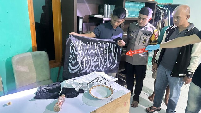 Densus 88 Antiteror Polri menangkap siswa SMA berusia 18 tahun lantaran aktif menyebarkan propaganda dan mengajak aksi teror melalui media sosial.