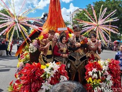 Walkot Eri Gendong Ayam Jago di Atas Mobil Hias Surabaya Vaganza 2025