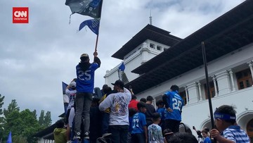 Berita Olahraga Terkini CNN Sport : VIDEO: Momen Ikonik Perayaan Juara Persib, Pemain Diarak Sisingaan