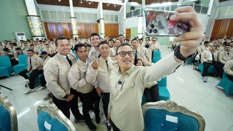 Menteri Pelindungan Pekerja Migran Indonesia (P2MI) Abdul Kadir Karding mendorong masyarakat yang ingin kerja di luar negeri