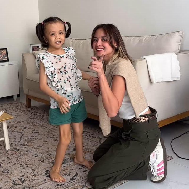<p>Ziona merupakan anak bungsu Joanna dari pernikahan dengan mendiang Raditya Oloan. Ziona lahir pada 24 Mei 2017. Sejak lahir, Ziona didiagnosis penyakit langka yang disebut Campomelic Dysplasia, yakni kelainan genetik langka yang mempengaruhi perkembangan tulang dan sistem reproduksi. (Foto: Instagram @joannaalexandra)</p>