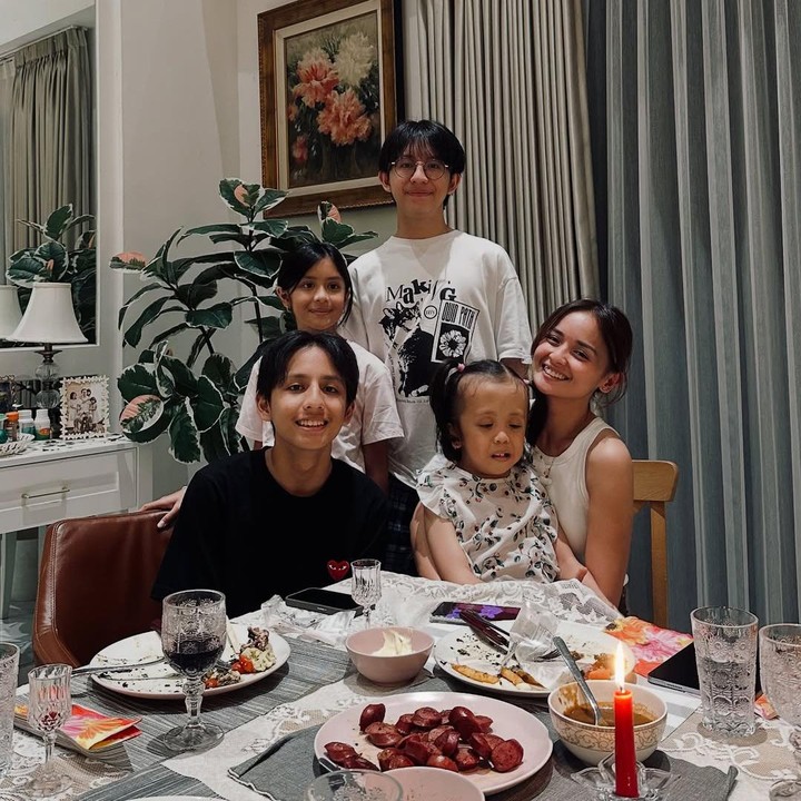 <p>Di perayaan ulang tahun kali ini, Ziona dikelilingi orang tercinta. Sang Bunda dan ketiga kakak Ziona ikut merayakan hari spesial Ziona dengan berkumpul dan makan bersama. (Foto: Instagram @joannaalexandra)</p>