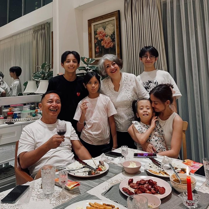 <p>Anak bungsu artis Joanna Alexandra, Ziona Eden Alexandra Panggabean, baru saja merayakan ulang tahun ke-8, Bunda. Perayaan ulamg tahun Ziona digelar sederhana dan dibagikan sang Bunda di media sosial. "Sudah bukan bayiiiiii lagiiiii…. Udah umur 8 tahuuun udah abegeee, hampir pre-<em>teen</em> gak siiihhh aaaahh zionananaa. <em>Thank you God for bringing this little beacon of light in our family</em>," tulis Joanna. (Foto: Instagram @joannaalexandra)</p>