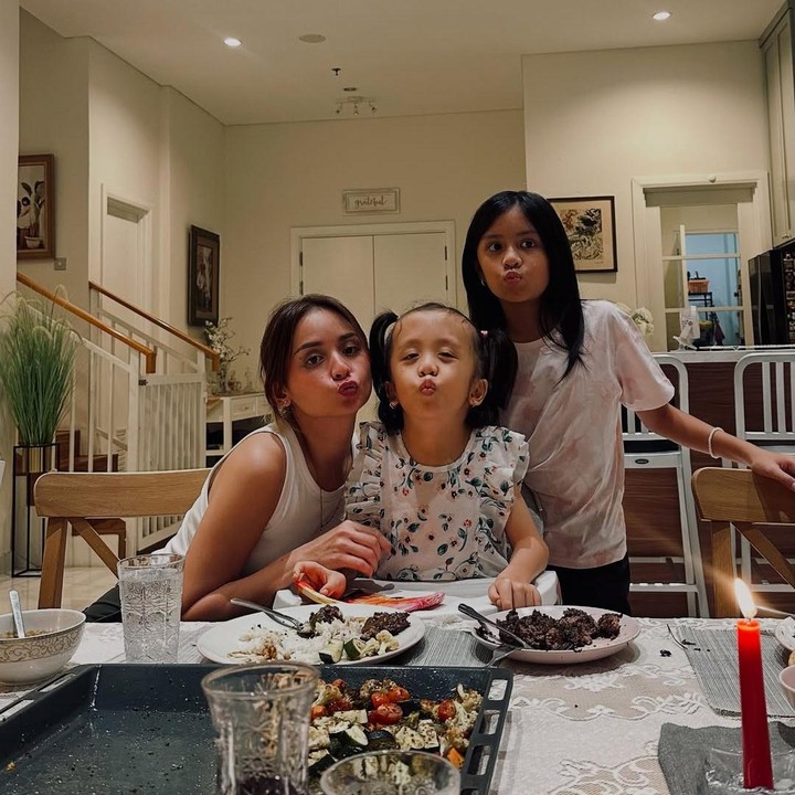 <p>Ziona terlihat begitu bahagia bisa merayakan ulang tahun ke-8 bersama saudara dan ibundanya. Dalam satu foto yang dibagikan, Ziona tampak berpose ceria bersama sang Bunda dan kakaknya Zoey. (Foto: Instagram @joannaalexandra)</p>