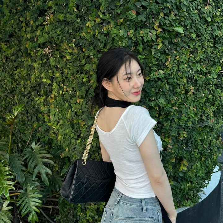 <p>Anggota grup vokal ltzy, Chaeryeong, juga memiliki bentuk daun telinga yang unik, Bunda. Auranya bak peri di dunia nyata. (Foto: Instagram @chaerrry0)</p>
