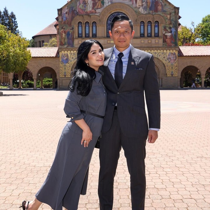 <p>Foto lawas Annisa dan Agus ini diambil pada tahun 2009 atau empat tahun setelah keduanya menikah. Saat itu, Annisa sedang menemani suaminya berkunjung ke Stanford University. "Dulu, 2009. Kami mampir ke Stanford, Palo Alto, Amerika Serikat, sebagai pasangan muda, Mas Agus sedang kuliah S2 di Harvard, Boston dan kami datang hanya sebagai pengunjung yang penuh mimpi," tulisnya. (Foto: Instagram @annisayudhoyono)</p>