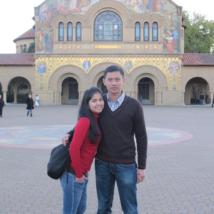 <p>Dalam foto lawas ini, Annisa dan Agus kompak mengenakan pakaian yang <em>casual</em>. Annisa terlihat memakai baju berwarna merah dengan celana jeans, sementara sang suami memakai <em>sweeter</em> hitam dan celana jeans. (Foto: Instagram @annisayudhoyono)</p>