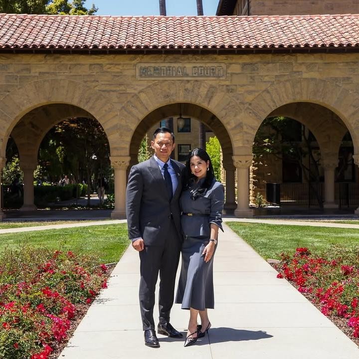 <p>Di foto terbaru yang diambil di lokasi sama, Annisa dan Agus mengenakan pakaian yang lebih formal. Annisa kembali menemani sang suami saat kunjungan ke Stanford University. Dulu, 2009. "Kini, 2025. Kami kembali, tapi kali ini Mas Agus diundang sebagai pembicara di Stanford. 16 tahun berlalu. Banyak yang telah berubah. Tapi ada yang tetap: rasa banggaku padamu," ungkap Bunda satu anak ini. (Foto: Instagram @annisayudhoyono)</p>