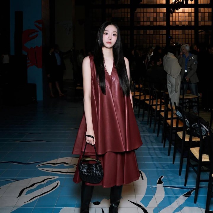 <p>Kim Dami juga terlihat stylish mengenakan set atasan dan rok berwarna merah maroon. (Foto: Instagram @d_a___m_i)</p>