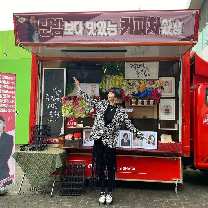 <p>Dalam drama Korea Itaewon Class, Km Dami tampil lebih eksentrik dengan rok hitam dan atasan blazer motif. Foto: Instagram @d_a___m_i</p>