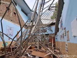 Atap Kelas Ambruk, Siswa SDN Petung III Pasuruan Belajar di Polindes