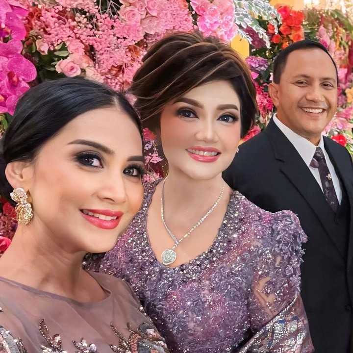 <p>Bella dan sang suami pun tampak begitu bahagia di hari pernikahan sang putra. Momen ini terlihat dari foto yang diabadikan Diah Permatasari saat menghadiri acara tersebut. “Selamat berbahagia,semoga menjadi keluarga sakinah, mawaddah, dan warrahmah,” tulis Diah, dikutip dari laman<em></em> Instagram miliknya<em>,</em> Senin (26/5/2025). (Foto: Instagram@dps_diahpermatasari)</p>