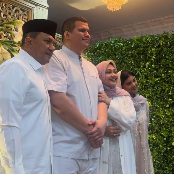 <p>Kebahagiaan tengah menyelimuti keluarga Bella Saphira dan sang suami Mayor Jenderal H. Agus Surya Bakti yang baru saja melangsungkan acara pernikahan untuk putra sambungnya yang bernama Achmad Charliandra. (Foto: Instagram @sepasangsakral/@bellasaphiraofficial)</p>
