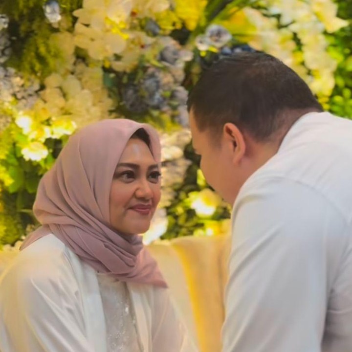 <p>Momen pengajian hingga pernikahan itu dibagikan langsung oleh Bella melalui foto dan video yang diunggah di akun Instagram pribadinya. Saat pengajian, Bella pun terlihat tak bisa menyembunyikan perasaan bahagia sekaligus haru. Matanya berkaca-kaca menahan tangis saat sang putra mendekatinya di momen pengajian sebelum nikah. (Foto: Instagram @sepasangsakral/@bellasaphiraofficial)</p>