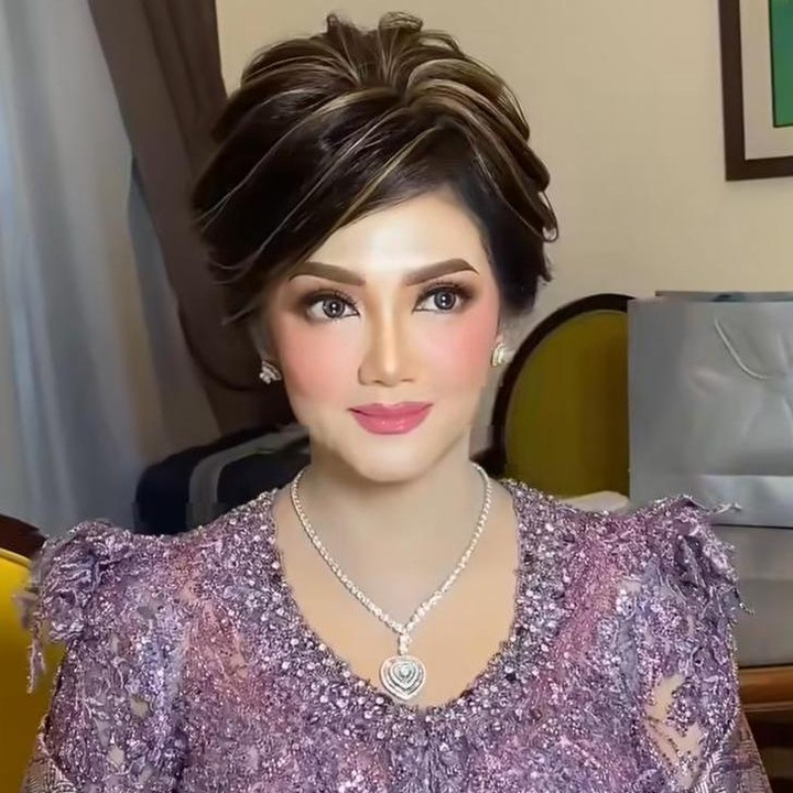 <p>Namun, tak hanya itu, banyak pula netizen yang salah fokus dengan penampilan Bella yang terlihat cantik mengenakan kebaya berwarna ungu. “Kolaborasinya mantep bangeetttt secantik ini hasilnyaaaa,” tulis akun <em>@shintaandayani****.</em> “Terlalu cakep,” tulis akun <em>@feronika.c****. </em>(Foto: Instagram @lutfilhuda_hairstyle/@bellasaphiraofficial)</p>