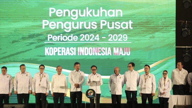 Bambang Haryadi Tegaskan Dekopin 2024-2029 Usung Kebersamaan & Sinergi Ketua Umum Dewan Koperasi Indonesia (Dekopin) Bambang Haryadi mengukuh kepengurusan baru 2024-2029 dan menekankan semangat kebersamaan dan sinergi.
