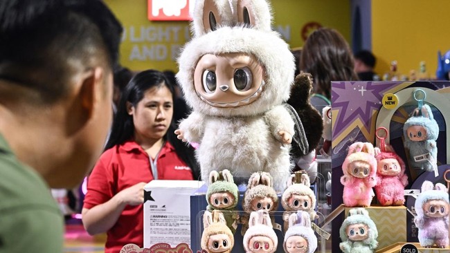 Distributor Pop Mart memutuskan untuk menghentikan penjualan Boneka Labubu di seluruh Inggris Raya. Keamanan menjadi alasan penghentian penjualan.