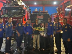 Palugada! Damkar Jogja Bantu Beri Kejutan Ultah buat Sejoli Mahasiswa