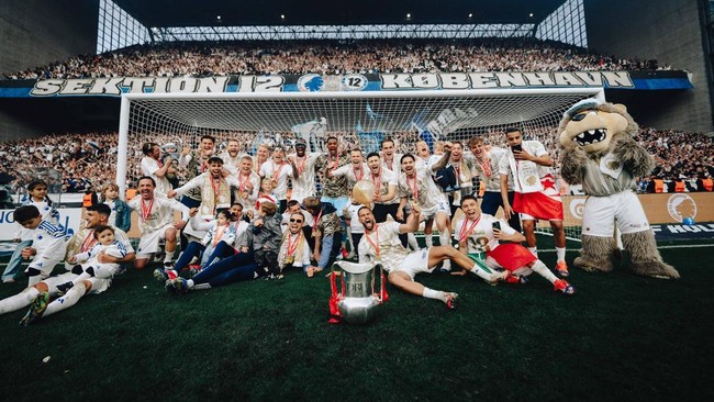 Berpisah, Ribuan Fans Copenhagen Teriakkan Nama Kevin Diks Nama bek Timnas Indonesia, Kevin Diks, dielu-elukan ribuan suporter FC Copenhagen setelah membawa klub berjuluk Loverne itu menjadi juara Superliga Denmark.