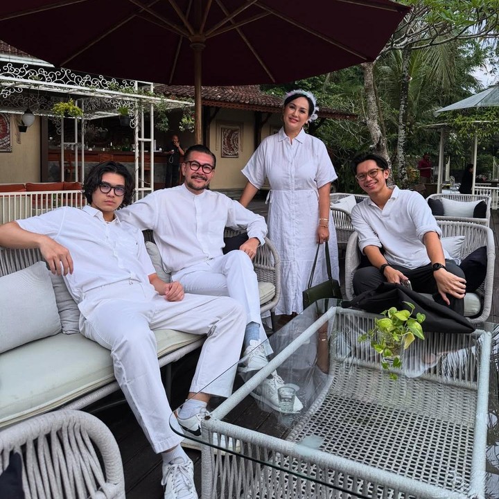 <p>Ferry menikah dengan Merry Prakasa Salim pada 14 Oktober 1995. Dari pernikahan itu, pasangan ini dikaruniai tiga anak. Mereka adalah Brandon Salim, Brenda Nabilla Salim, dan Raoul. (Foto: Instagram@ferrysal1m)</p>