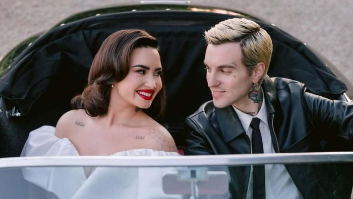 img-title Demi Lovato Resmi Menikah dengan Jordan Lutes, Kenakan Gaun Pengantin Vivienne Westwood