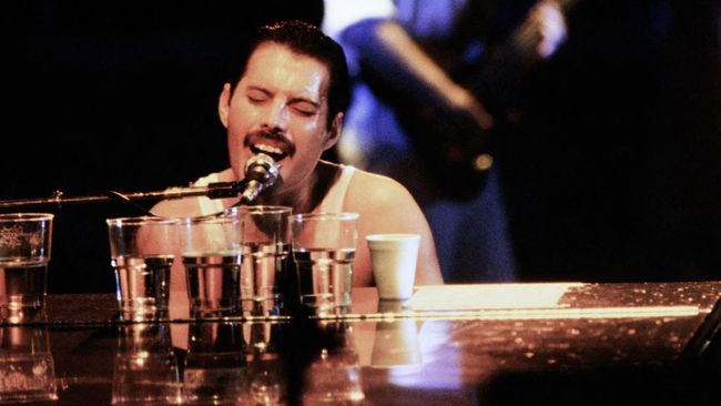 Biografi Love, Freddie bongkar Freddie Mercury selama ini memiliki anak perempuan rahasia. Mary Austin disebut tahu keberadaan anak itu.