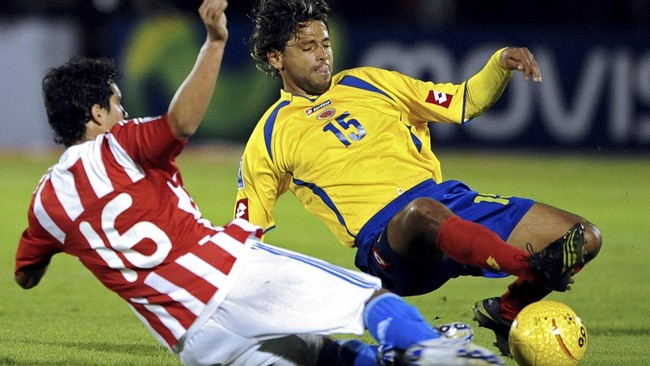 Siapa Pemilik Kartu Merah Terbanyak dalam Sepak Bola? Mantan gelandang timnas Kolombia, Gerardo Bedoya, mungkin termasuk ke dalam pemain paling 'kotor' dalam sepak bola.