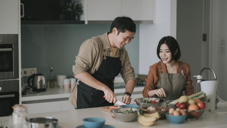 Ilustrasi suami istri diet atau memasak asian chinese couple preparing ingredients cooking meals for family at kitchen counter