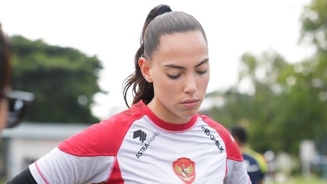 Isa Warps mencatatkan gol kemenangan Timnas Putri Indonesia atas Kirgistan, namun Garuda Pertiwi bisa saja kalah tanpa penyelamatan Iris De Rouw.