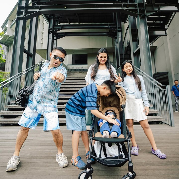<p>Kehidupan keluarga artis tampaknya selalu menjadi sorotan publik, tak terkecuali penyanyi Judika yang baru saja selesai menikmati liburan di Bandung bersama keluarga tercintanya. (Foto: Instagram@judikadumayfamily)</p>