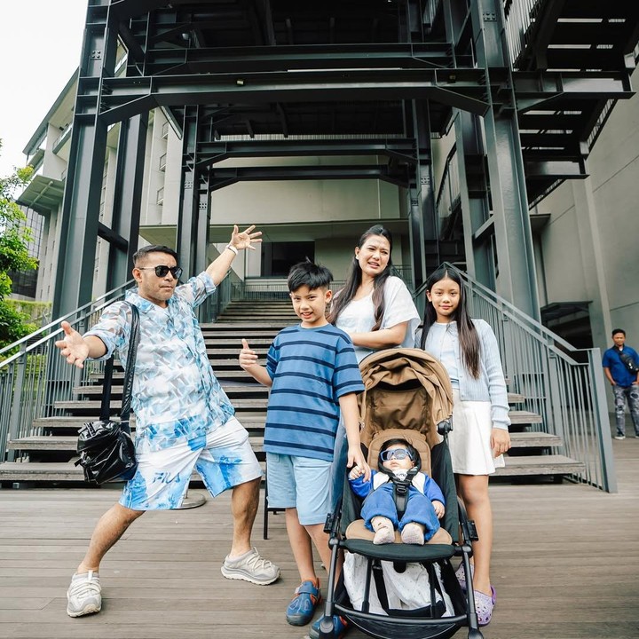 <p><em>Postingan</em> itu pun langsung diramaikan komentar netizen yang turut memberikan saran destinasi liburan selanjutnya. “Ke Simpang Lima Gumul SLG Kediri atau ke Korea yukkk,” tulis akun <em>@anastasyameedy_kristi****.</em> “Keliling Sumatra Ito,” tulis akun <em>@samosirtaw****. </em>(Foto: Instagram@judikadumayfamily)</p>