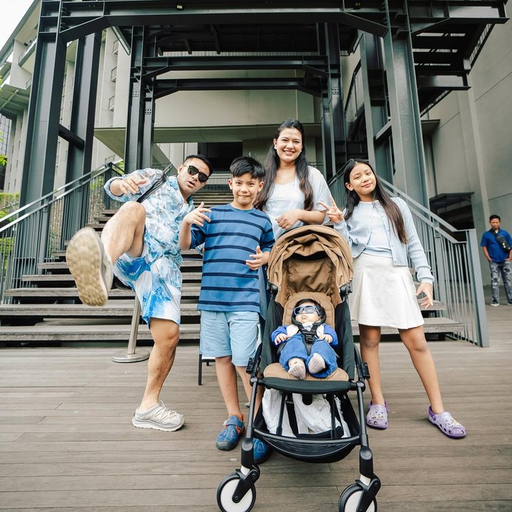 <p>Pada<em> postingan</em> itu, Judika bersama sang istri, dan ketiga anaknya tampil kompak mengenakan baju bernuansa biru. Mereka pun memperlihatkan keharmonisan dengan pose yang seru. (Foto: Instagram@judikadumayfamily)</p>