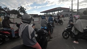 FOTO: Kelangkaan BBM Landa Bengkulu Imbas Kapal Telat Bersandar