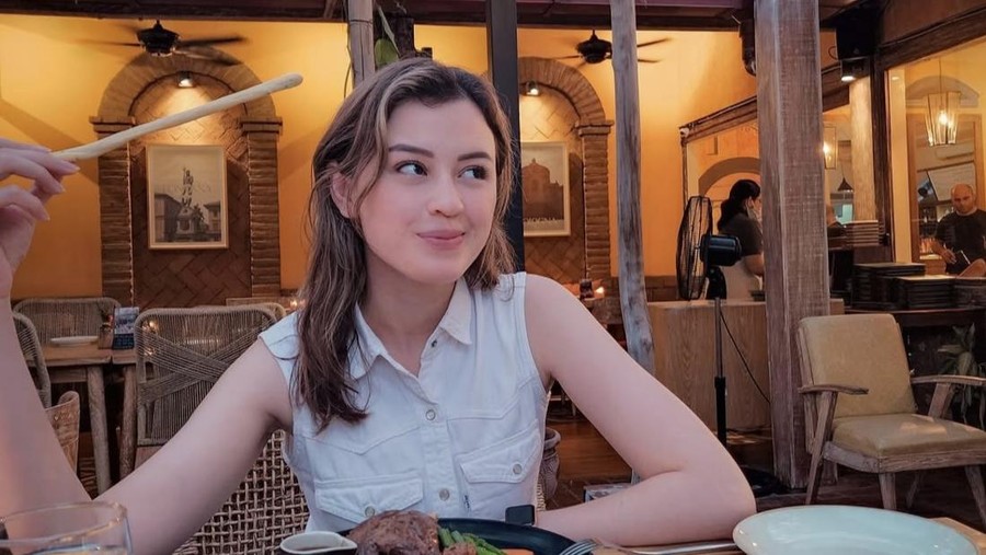 Keseruan Kimberly Ryder Saat Nikmati Burger hingga Tomahawk Steak