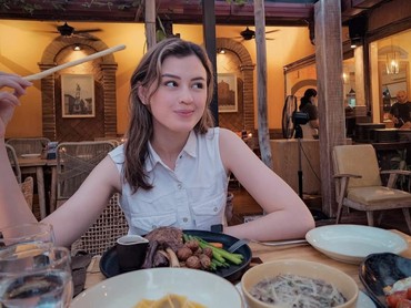 img-title Terpopuler: Kisah Mualaf Adik Darius Sinathrya Vs Pacar Baru Kimberly Ryder