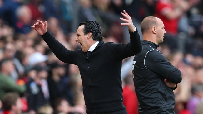 Pelatih Aston Villa, Unai Emery tidak bisa membendung kegeramannya terhadap wasit, Thomas Bramall yang menganulir gol Morgan Rogers ke gawang Manchester United.