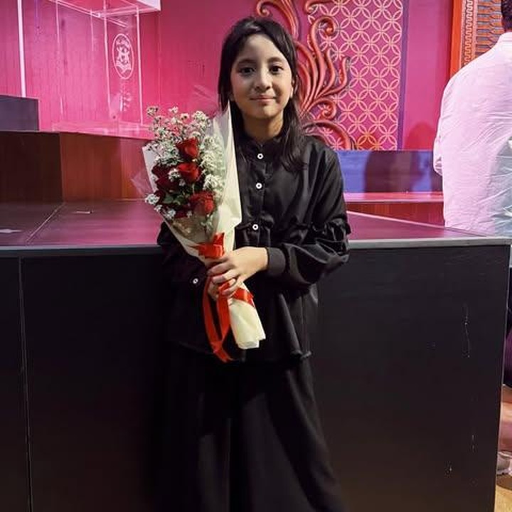 <p>Melalui akun Instagram pribadinya, Natasha Rizky mengungkapan rasa harunya melihat tumbuh kembang putri sulungnya. "Kakakkk gumboy,<em> Barakallahufiiki.</em> Ibu pertama kali mendekapmu ketika aku baru berusia 20 tahun. Sekarang di tahun 2025, kamu sudah lulus," tulis artis yang akrab disapa Acha tersebut. (Foto: dok. Instagram @natasharizkynew)</p>
