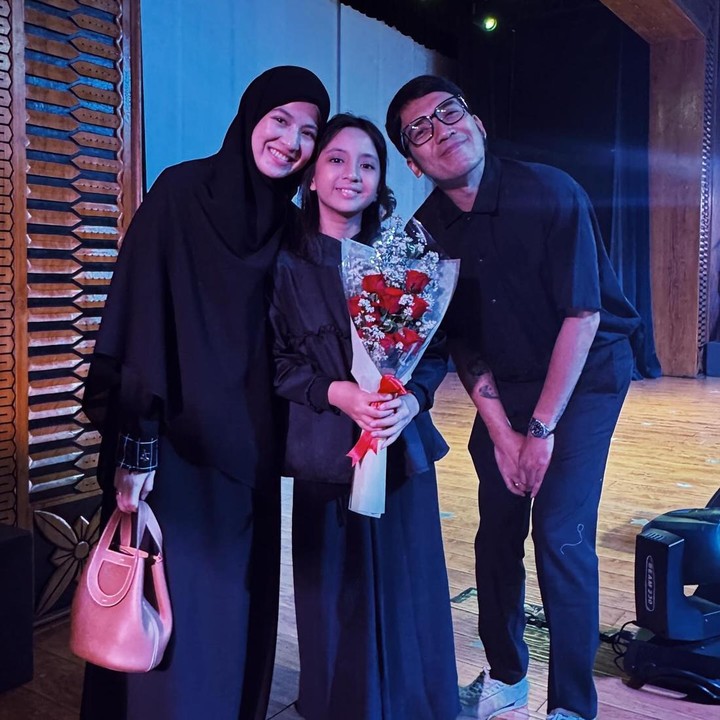 <p>Natasha Rizky, Desta, dan Megumi kompak mengenakan pakaian serba hitam. Natasha dan Desta juga memberikan buket bunga manis untuk putri tercinta mereka. Momen ini terlihat dalam unggahan di Instagram @natasharizkynew. (Foto: dok. Instagram @natasharizkynew)</p>