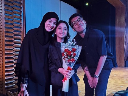 7 Deretan Artis Tetap Kompak dengan Mantan Pasangan Hadiri Kelulusan Anak