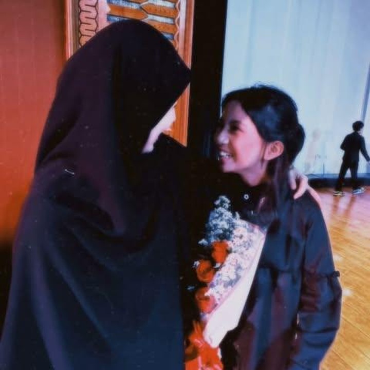 <p>Dalam salah satu foto unggahannya, Natasha Rizky berpose menatap Megumi sambil tersenyum. "Waktu begitu cepat berlalu. Aku begitu bangga padamu, Megumi. <em>Masyaa Allah Allahummabarik</em>," tulis Natasha. Wah selamat atas kelulusannya, Megumi! (Foto: dok. Instagram @natasharizkynew)</p>