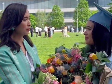 Terpopuler: Potret Menpar Widiyanti bersama Sang Putri Baru Lulus S2