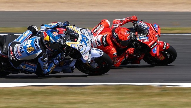 Marc Marquez 'Si Alien' Selamatkan Ducati Francesco Bagnaia menyebut Ducati diselamatkan kehebatan Marc Marquez yang mampu finis di posisi ketiga pada balapan MotoGP Inggris 2025.