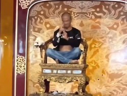 Turis Rusak Singgasana Kuno, Ternyata Mabuk Miras