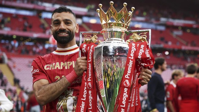 Momen haru terjadi saat Mohamed Salah memeluk asisten wasit hingga menangis usai pertandingan Liverpool vs Crystal Palace di Liga Inggris, Minggu (25/5).