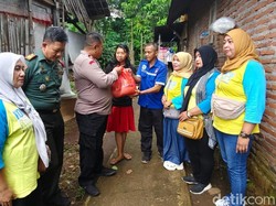 Polres Pasuruan-Komunitas Peduli Dhuafa Salurkan Bansos di Purwodadi