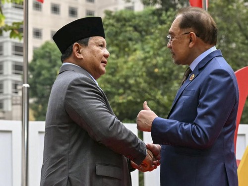 Prabowo Sambut Kedatangan PM Malaysia Anwar Ibrahim di Lanud Halim