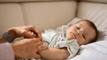 12 Ciri-ciri Bayi Sakit Badan dan Cara Mengatasinya