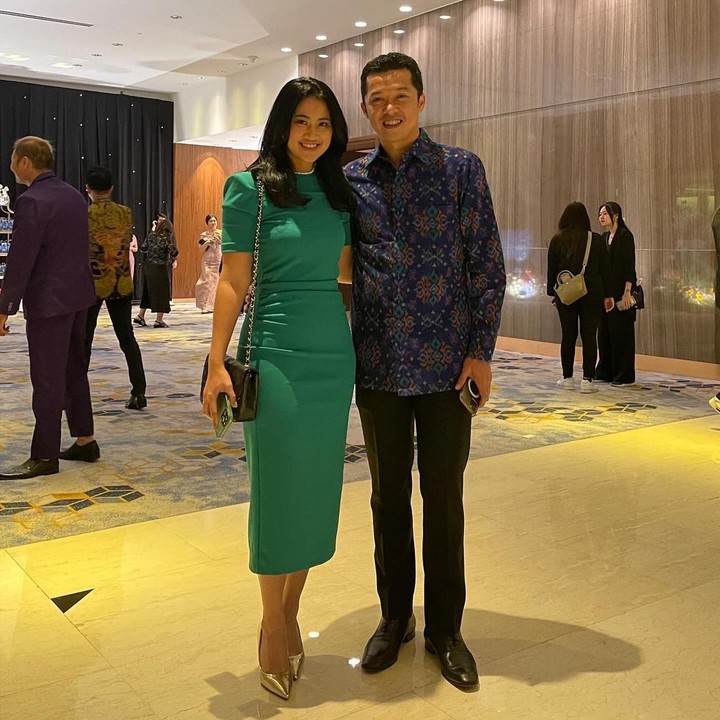 <p>Taufik yang kini menjabat sebagai Wakil Menteri Pemuda dan Olahraga tentunya disibukkan dengan berbagai agenda. Meskipun demikian, sang istri selalu setia mendampinginya. (Foto: Instagram@ami_gumelar)</p>